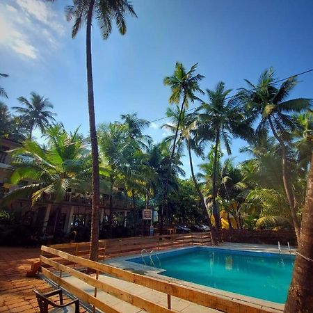 Coconut Garden Beach House Mālvan Exterior foto